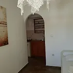 Ragoussis House * Logarász